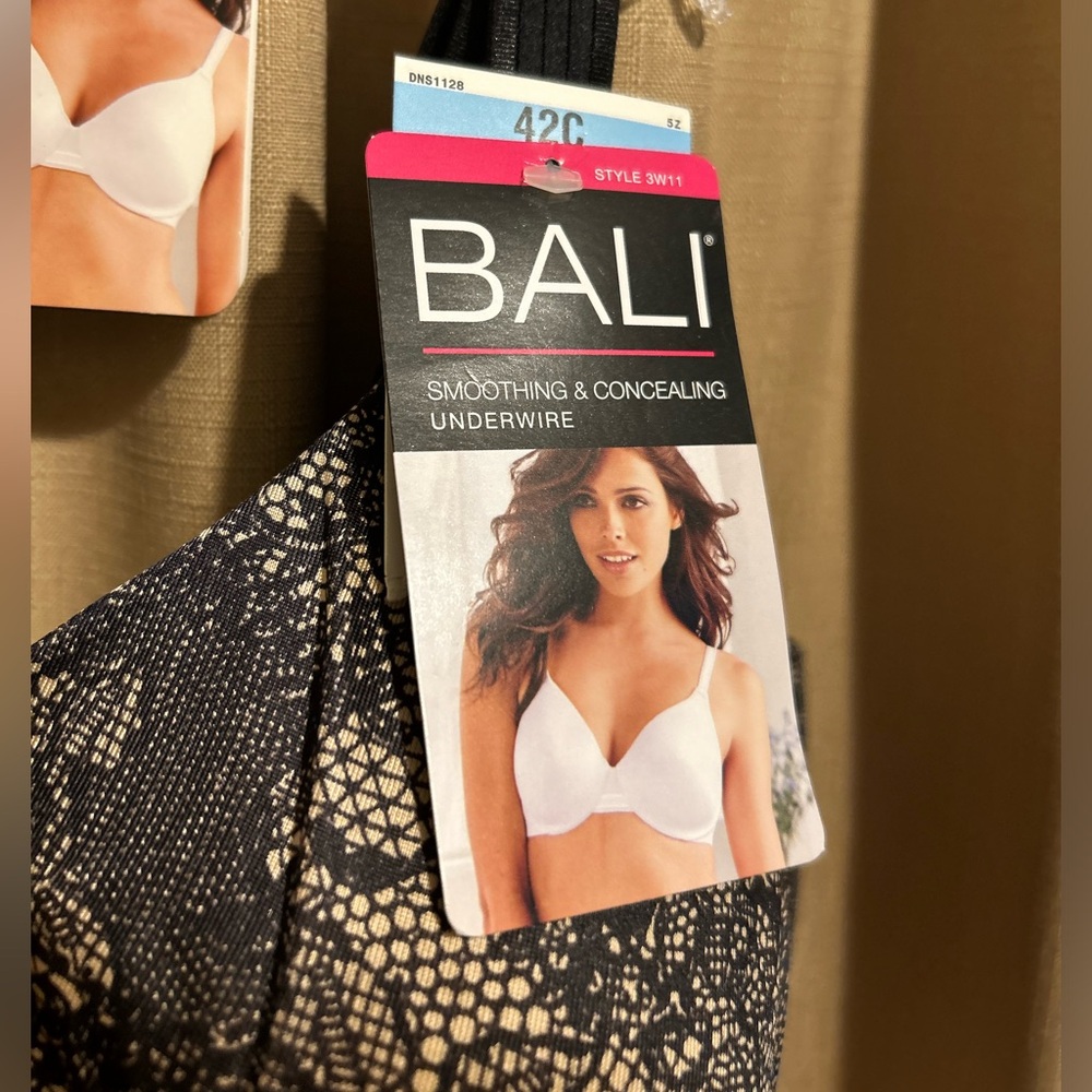 Bali 42C black lace bra, fully adjustable beautiful smoothing, and concealing - Picture 5 of 12